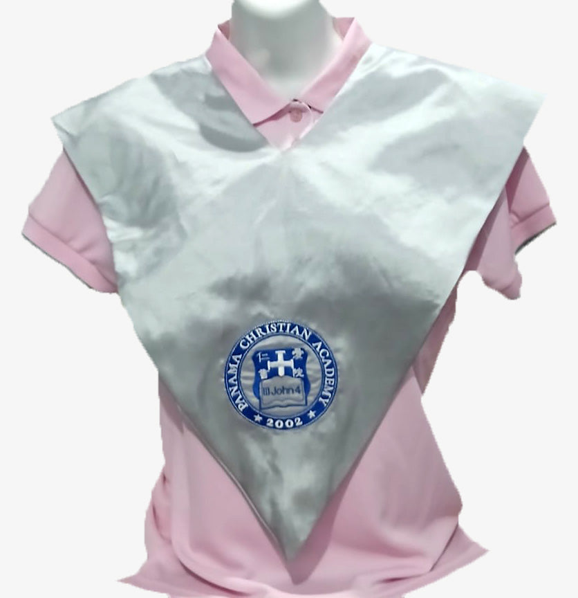 Estola de graduación estilo peto de satín color plateado con logo bordado de colegio en Panamá