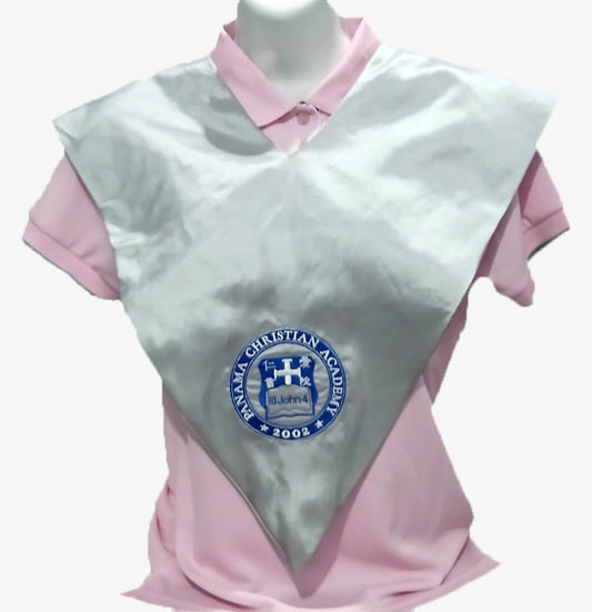 Estola de graduación estilo peto de satín color plateado con logo bordado de colegio en Panamá